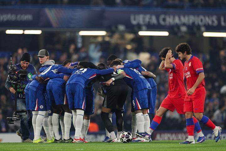 欧冠赛场惊人一幕;切尔西主场早早落后,总比分陷入深渊;蓝军防线再次面临严峻考验。 体育新闻 欧冠赛场惊人一幕;切尔西主场早早落后,总比分陷入深渊;蓝军防线再次面临严峻考验。 体育新闻