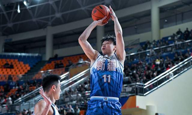  当冠军梦碎：新疆篮球迷的失落与期待 体育新闻