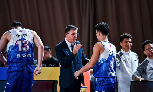  当冠军梦碎：新疆篮球迷的失落与期待 体育新闻