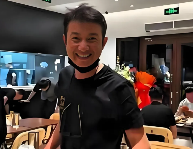  从顶流到烟火：文章餐饮创业的底层逻辑与人生重塑 娱乐新闻