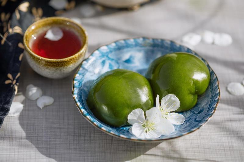  【技术解码】青团表皮的天然染色密码：从艾草到鼠麴草的植物学全解析 文化旅游
